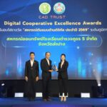พ.ต.ท.ณรงค์กร ยอดวีระพงศ์ รองประธานกรรมการ สหกรณ์ออมทรัพย์โรงเรียนตำรวจภูธร 5 จำกัด เป็นตัวแทนสหกรณ์ฯ รับรางวัลสหกรณ์ต้นแบบด้านดิจิทัลระดับภูมิภาค และโล่รางวัลสหกรณ์ต้นแบบด้านดิจิทัลระดับจังหวัด